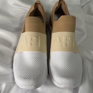 New APL TechLoom Bliss Knit Running Shoe White/Tan Size 11.5 Men never worn A
